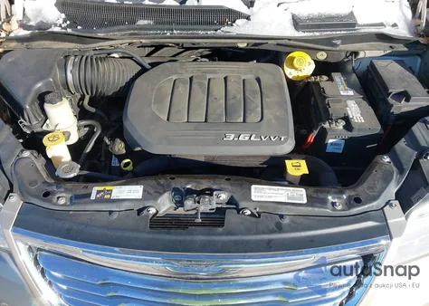 2015 Chrysler Town & Country Touring z USA, uszkodzony, nr VIN 2C4RC1BG7FR560465